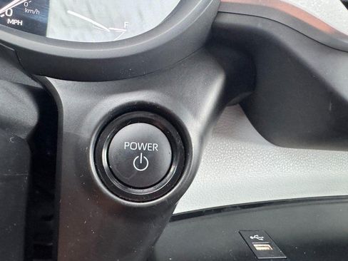 Used 2025 Toyota Sienna LE FWD image 21