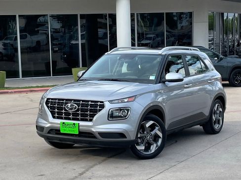 Used 2025 Hyundai Venue SEL FWD image 3