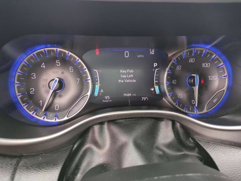 Used 2024 Chrysler Pacifica Touring-L FWD image 11