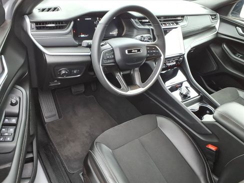 Used 2025 Jeep Grand Cherokee L Altitude AWD/4WD image 19