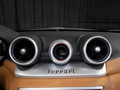 Used 2017 Ferrari California T RWD image 31