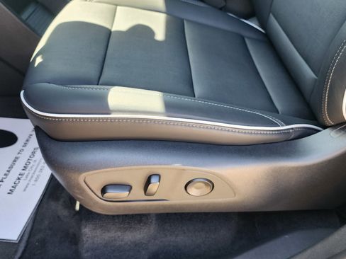 Used 2025 Buick Enclave Preferred AWD/4WD image 15