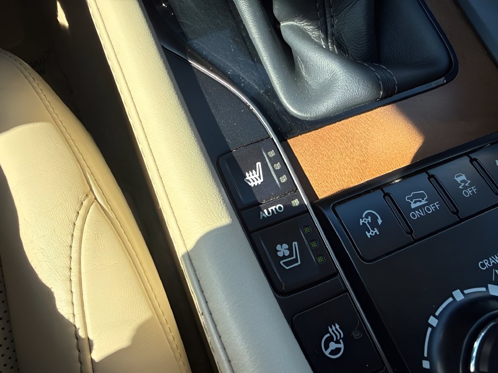 Used 2019 Lexus LX 570 4WD w/ Luxury Package image 19