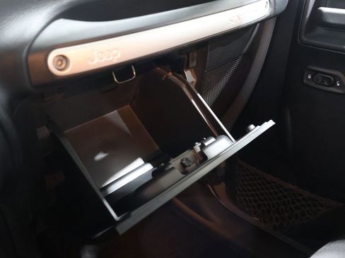 Used 2014 Jeep Wrangler Unlimited Rubicon w/ Connectivity Group image 31