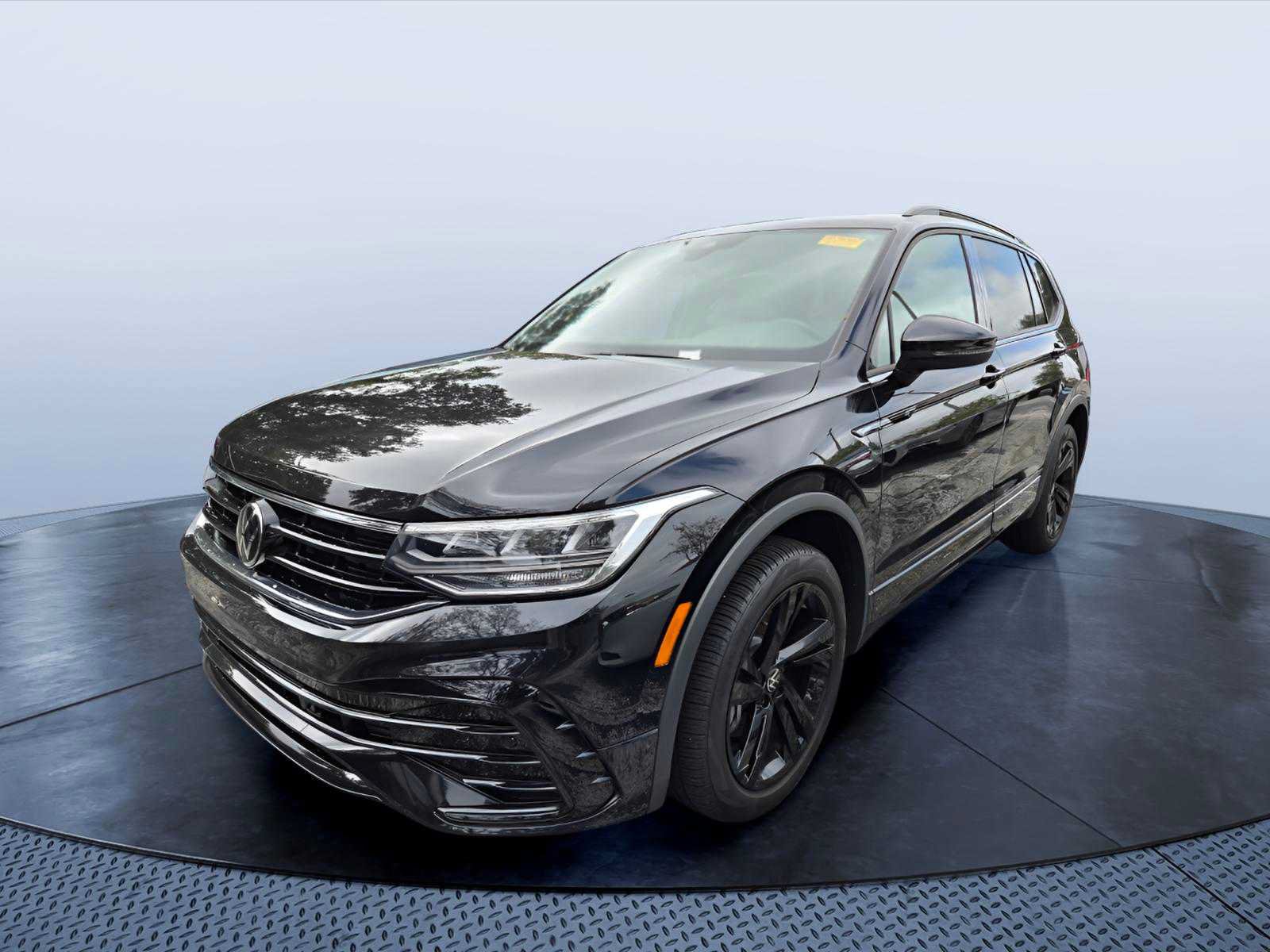 Used 2023 Volkswagen Tiguan SE R-Line FWD image 2