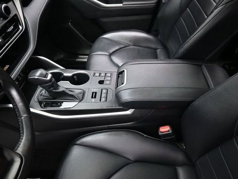 Used 2024 Toyota Highlander XLE AWD/4WD image 28