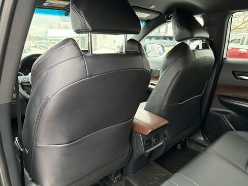 Used 2024 Toyota Venza XLE image 23