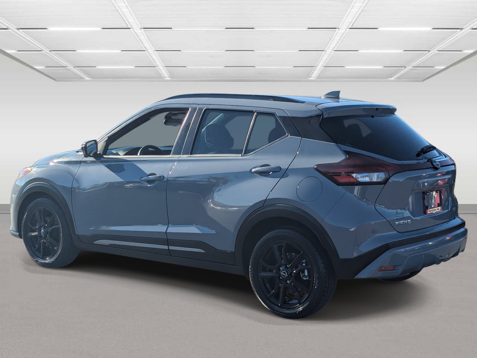 Used 2023 Nissan Kicks SR w/ SR Premium Package FWD image 3