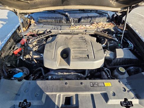 Used 2024 Land Rover Defender 130 X-Dynamic SE image 33