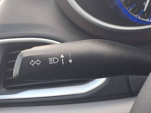 Used 2023 Chrysler Voyager LX FWD image 14