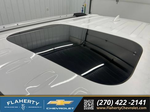 Used 2023 Chevrolet Traverse Premier AWD/4WD image 38