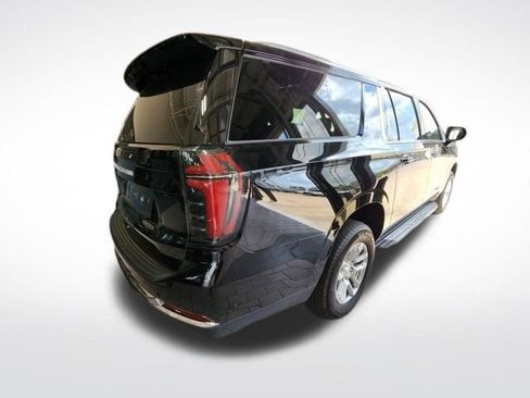 Used 2025 Chevrolet Suburban LS RWD image 4