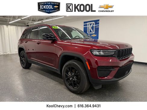 Used 2025 Jeep Grand Cherokee Altitude AWD/4WD image 1
