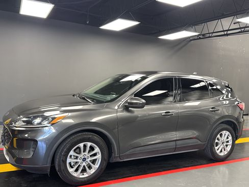 Used 2020 Ford Escape SE image 2