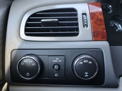 Used 2013 Chevrolet Suburban LT image 30