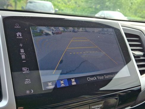 Used 2017 Honda Pilot Touring image 4