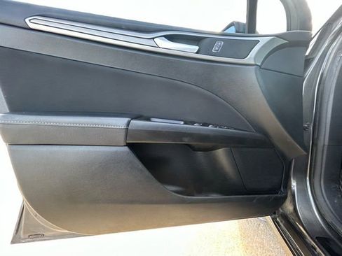 Used 2017 Ford Fusion SE w/ Fusion SE Technology Package image 18