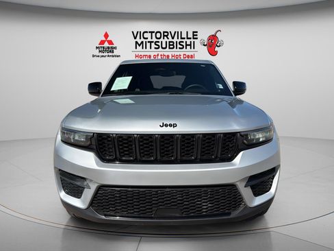 Used 2023 Jeep Grand Cherokee Altitude AWD/4WD image 2