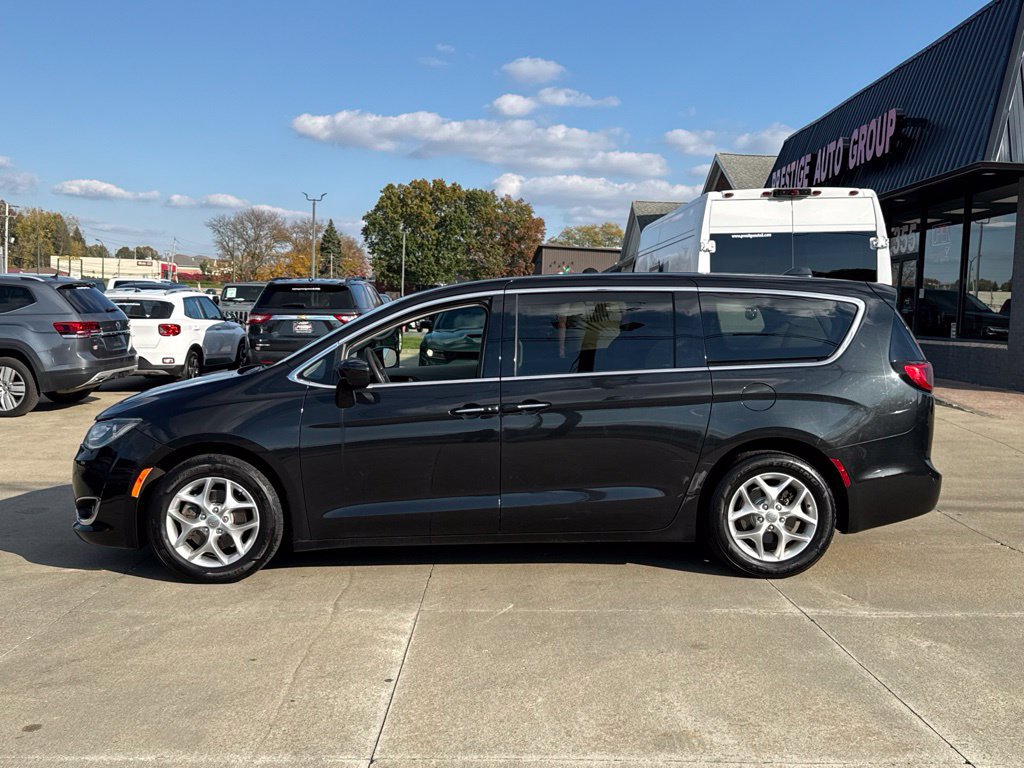 Used 2018 Chrysler Pacifica Touring Plus w/ Tire & Wheel Group FWD image 3