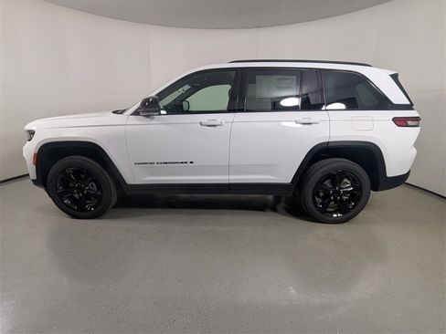 New 2025 Jeep Grand Cherokee Altitude image 4