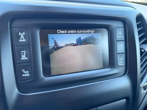 Used 2018 Jeep Cherokee Latitude w/ Cold Weather Group AWD/4WD image 29