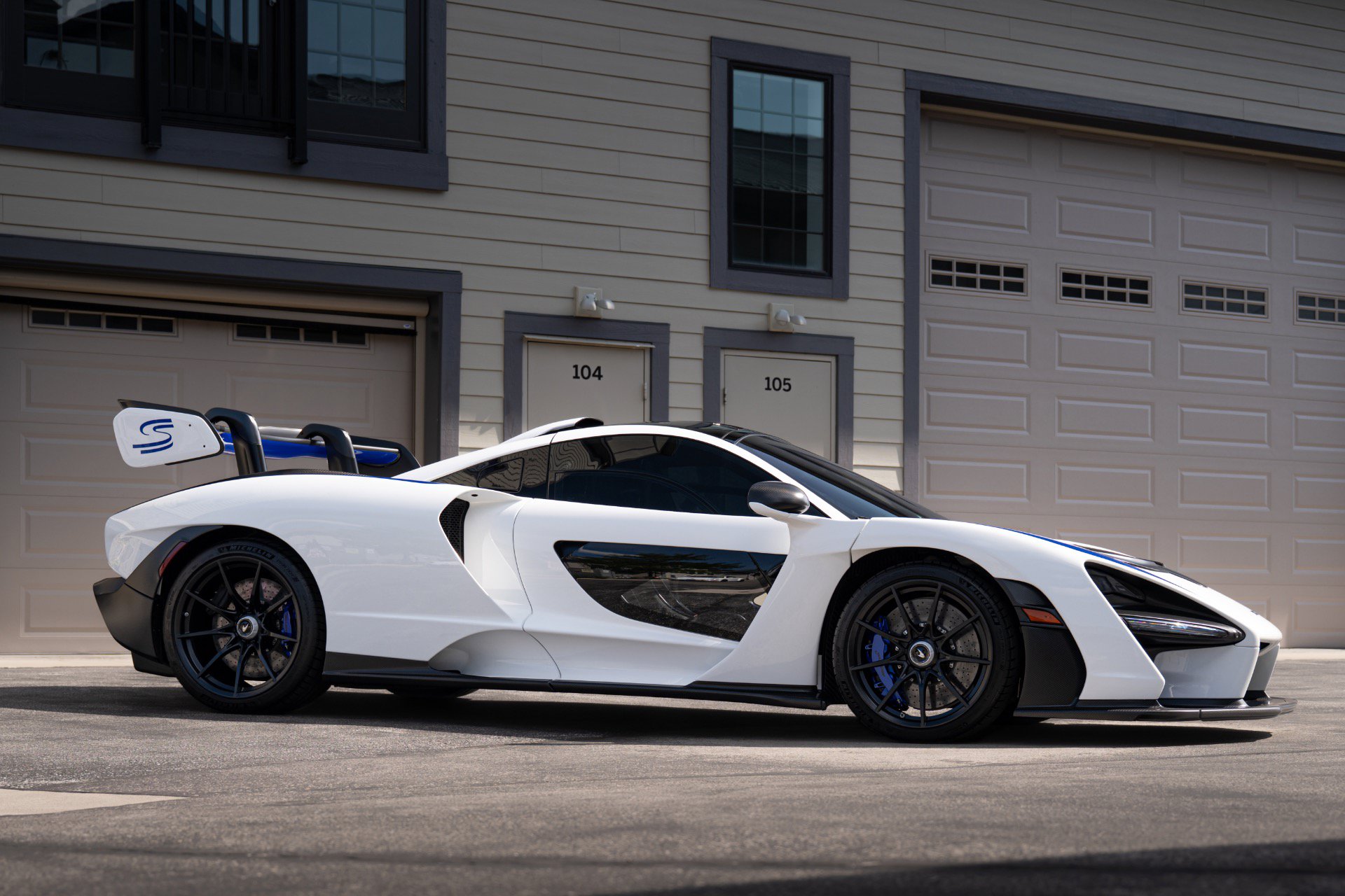 Used 2019 McLaren Senna RWD image 16