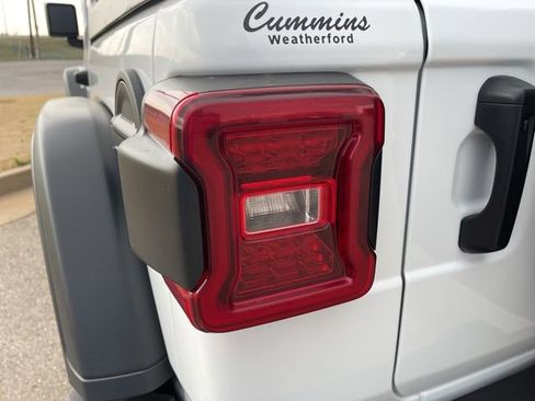 Used 2025 Jeep Wrangler Unlimited Rubicon image 11