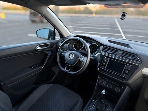Used 2018 Volkswagen Tiguan S image 20