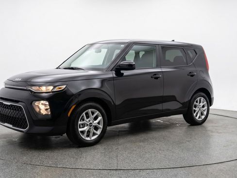 Used 2025 Kia Soul LX w/ LX Technology Package FWD image 3