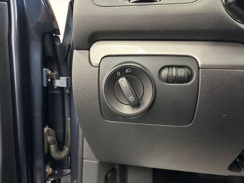 Used 2011 Volkswagen Golf 4-Door FWD image 11