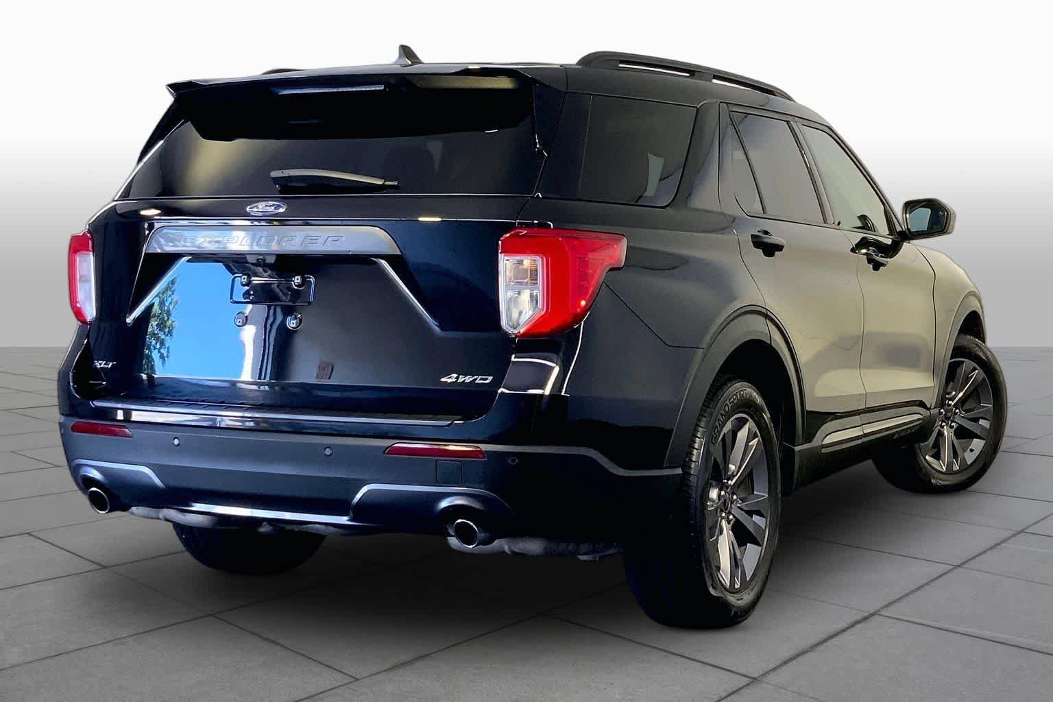 Used 2022 Ford Explorer XLT w/ Equipment Group 202A AWD/4WD image 13