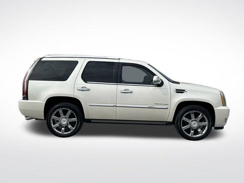 Used 2011 Cadillac Escalade Premium RWD image 4