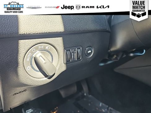 Used 2023 Chrysler 300 Touring w/ Safetytec Plus Group RWD image 17