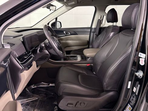 Used 2025 Kia Carnival FWD image 16