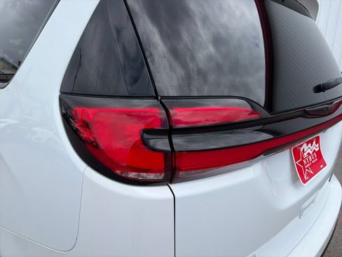 Used 2024 Chrysler Pacifica Limited FWD image 20