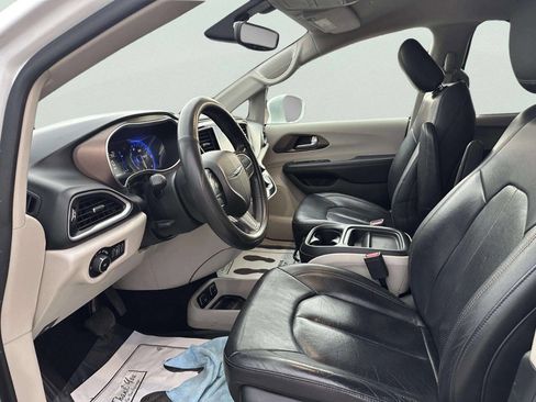 Used 2018 Chrysler Pacifica Touring-L FWD image 9