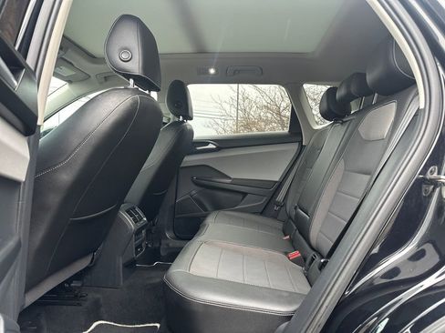 Used 2022 Volkswagen Taos SE w/ Panoramic Sunroof Package image 14