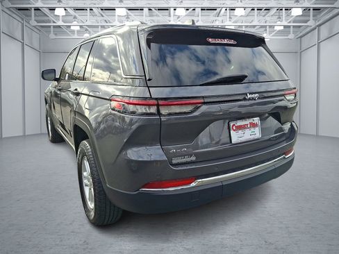 Certified 2023 Jeep Grand Cherokee Laredo w/ Luxury Tech Group I image 3