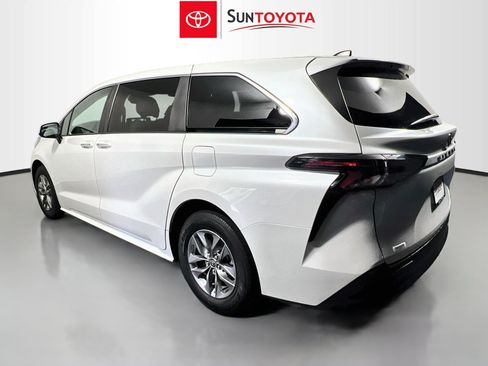 Used 2024 Toyota Sienna XLE FWD image 6