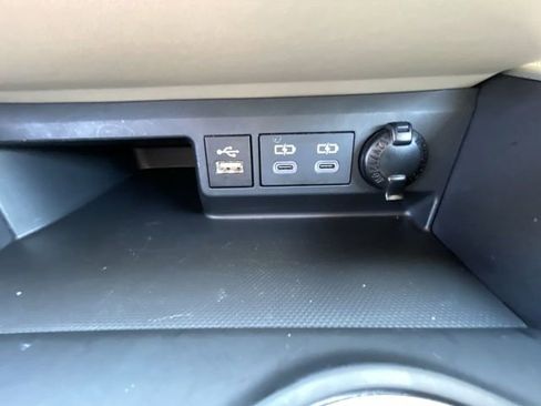 Used 2024 Toyota Highlander XLE AWD/4WD image 18