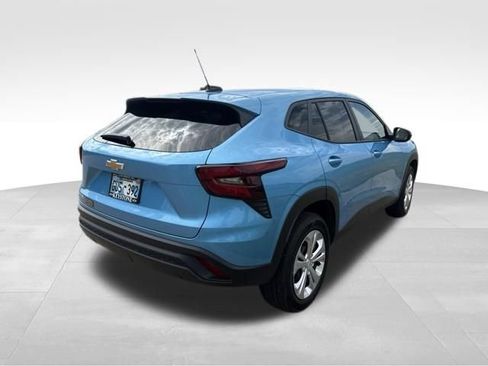 Used 2025 Chevrolet Trax LS FWD image 3