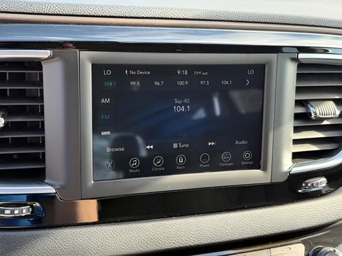 Used 2018 Chrysler Pacifica Touring Plus w/ Tire & Wheel Group FWD image 23