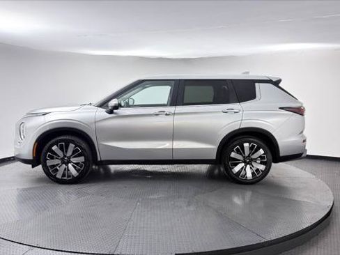 Used 2025 Mitsubishi Outlander SE AWD/4WD image 3