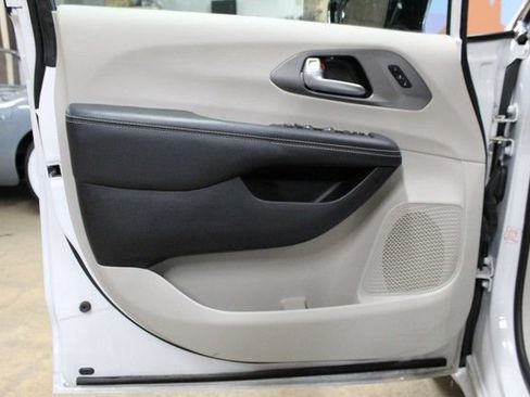 Used 2024 Chrysler Pacifica Touring-L FWD image 15