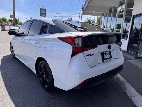 Used 2021 Toyota Prius FWD image 3