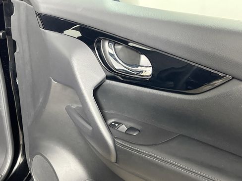 Used 2017 Nissan Rogue Sport SV w/ SV Premium Package image 32