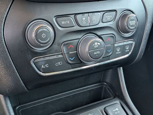 Certified 2023 Jeep Cherokee Altitude Lux image 21