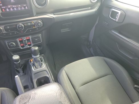 Used 2018 Jeep Wrangler Unlimited Sahara AWD/4WD image 18