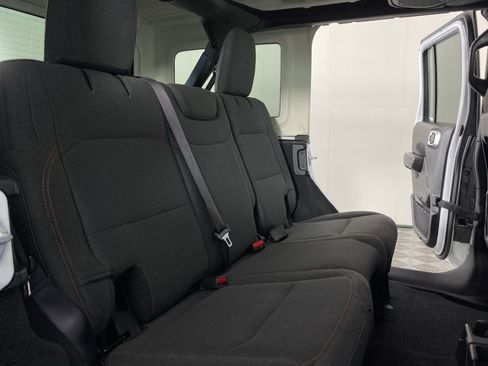 Used 2025 Jeep Wrangler Unlimited Rubicon AWD/4WD image 16