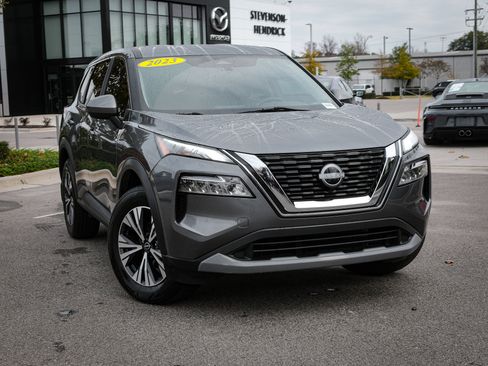 Used 2023 Nissan Rogue SV image 2